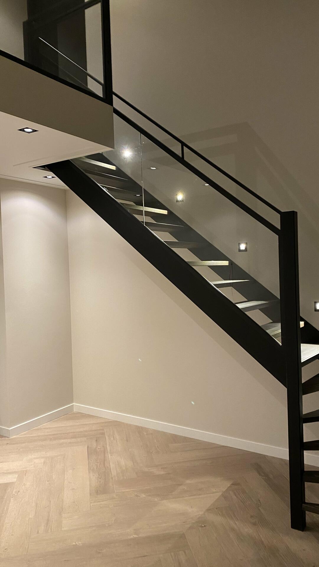 Nieuwe trap, trapleuningen en balustrade - Dibbet Doors