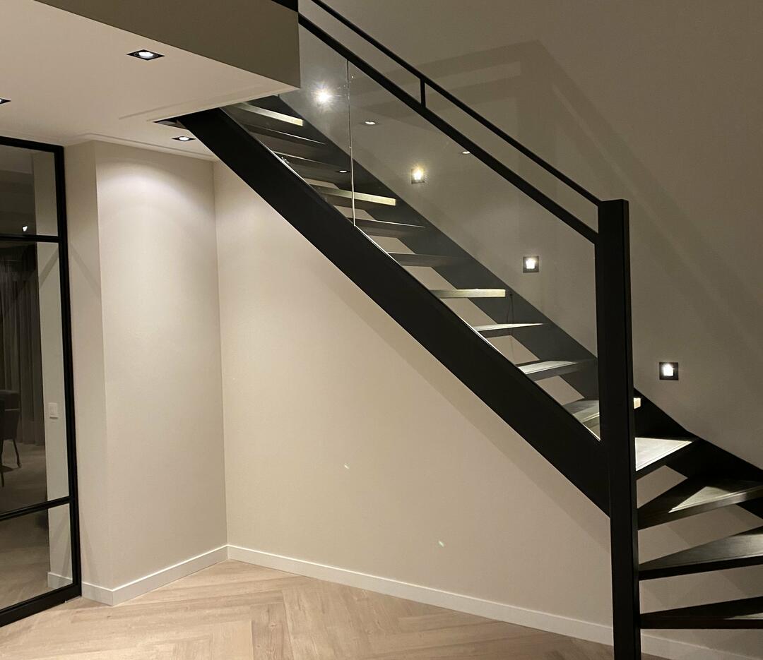 Nieuwe trap, trapleuningen en balustrade - Dibbet Doors
